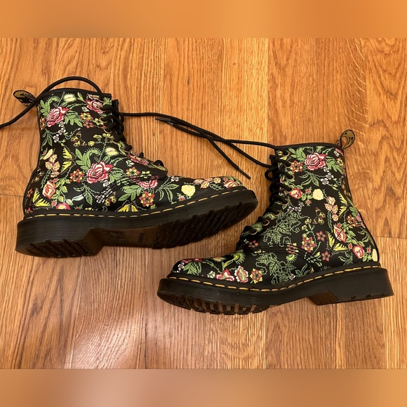 Dr. Martens Women's 1460 Bloom 8 Eye Boots Size 7 US - Picture 2 of 15